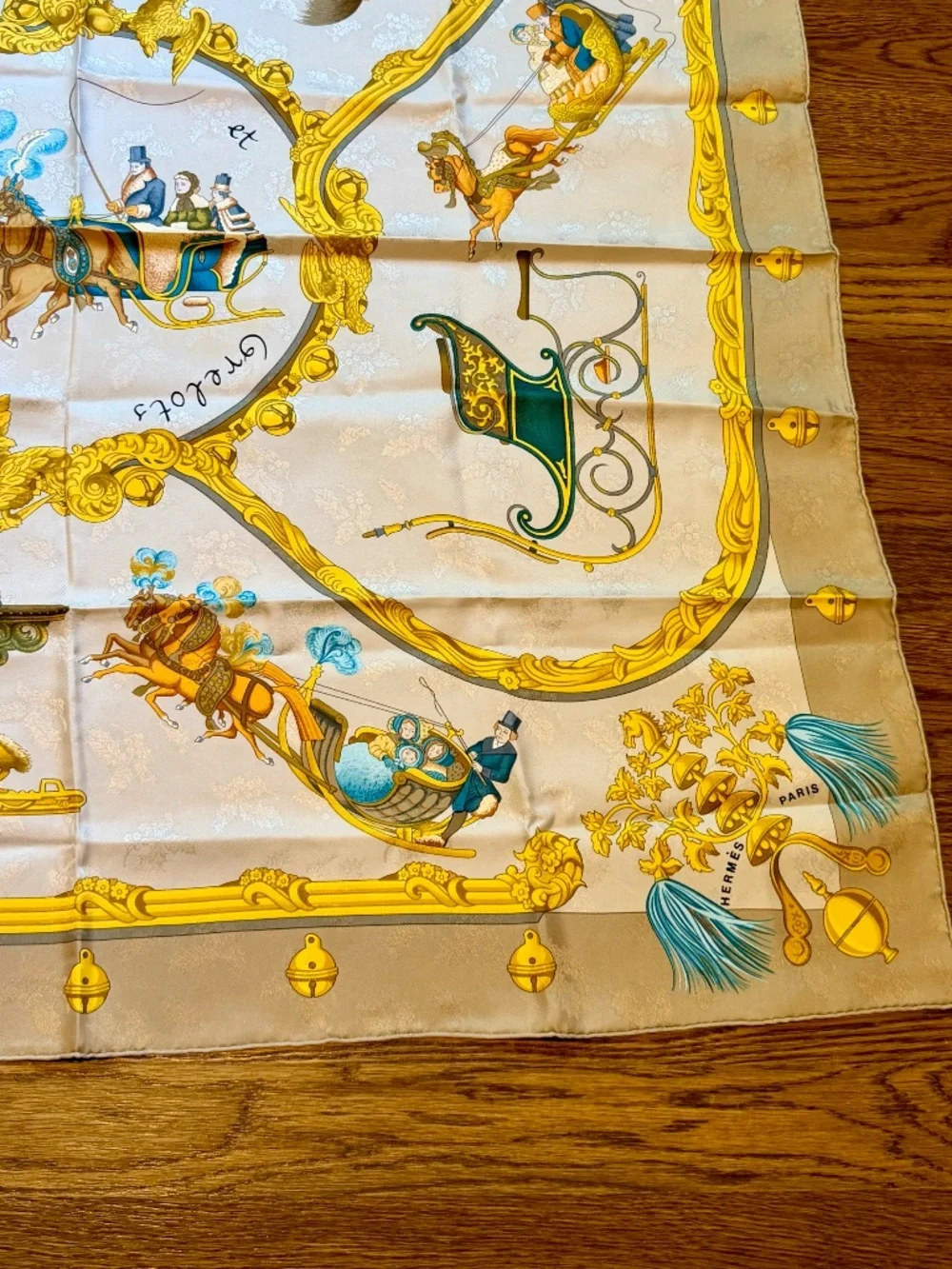 RARE Hermès Jacquard Scarf Plumes et Grelots by Julia Abadie with Holly Leaf - Picture 8 of 9